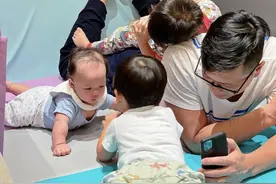 李乘德晒父子四人同框照，与胡杏儿视频聊天，老三神似大哥颜值高图片