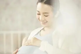 孕妈妈在生产过程中，竟不小心大小便“失禁”，医生见后不怒反夸图片