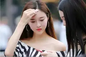 姐妹花街拍：漂亮的女生总是成双成对图片