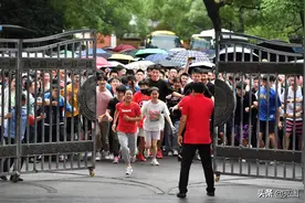 考完啦！高考生欢呼雀跃地冲出考场，不负青春，奋斗不止图片