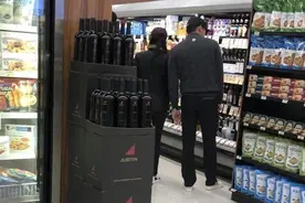 玄彬孙艺珍官宣恋情，两人穿情侣装逛超市，同样38岁保养真好图片