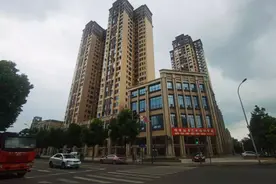 收房发现货不对板，协商也没结果：成都宁馨园业主怒告开发商图片