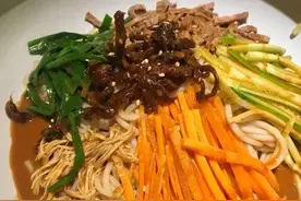 云南特色美食鸡丝凉米线，食材多样营养全面，酸辣可口，凉爽过瘾图片