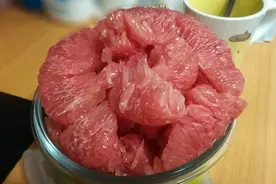 红心柚子和白心柚子有什么区别？知道这3点，轻松挑柚子。图片