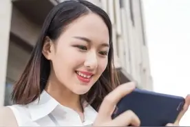 小伙和女上司出差，应酬中两人喝多了，女上司上门送醒酒汤给小伙图片