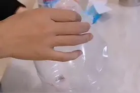 宝爸无意间打碎了娃的奶瓶，机智补救笑翻众人：来，干了这桶奶粉图片