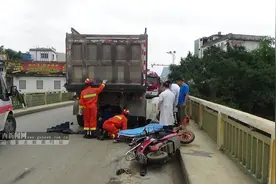 广西大新一大货车与电动车碰撞一人被卷入车底 消防紧急救援图片