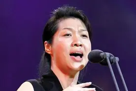 “女高音”张暴默：童年遭受家暴，花百万救朋友，辉煌过后今如何图片