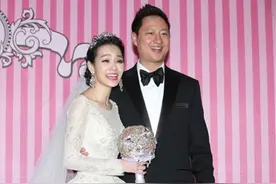 38岁女星王思佳挺6月孕肚搬家，出动18辆货车，搬运过千万家当图片