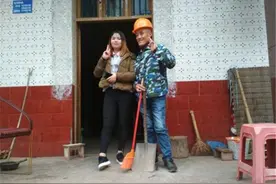 走上巅峰的52岁光头强，在下坡后妻子财产两失，如今在跑摩的为生图片
