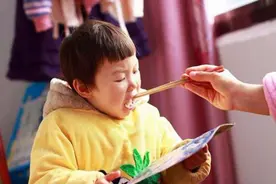 训练宝宝吃饭有最佳时期，错过了的家长，可能需要追着喂饭图片