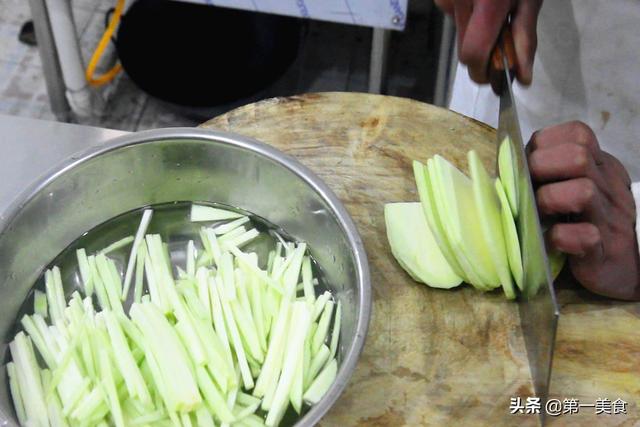 常年不吃油腻菜的婆婆、把茄子这样一炒，3分钟出锅，天天吃不够