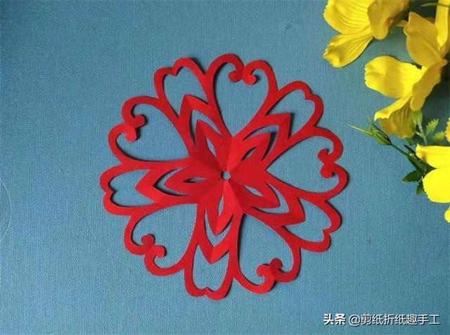 分享五瓣窗花剪纸教程：快过年了，自己剪的窗花贴上更有年味