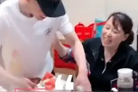 惊喜！儿子3年未回家扮成服务员爸妈没认出图片