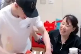 惊喜！儿子3年未回家扮成服务员爸妈没认出图片