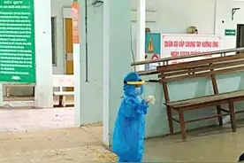 心疼！越南5岁小男孩在隔离区确诊，孤身一人带着行李去医院治疗图片