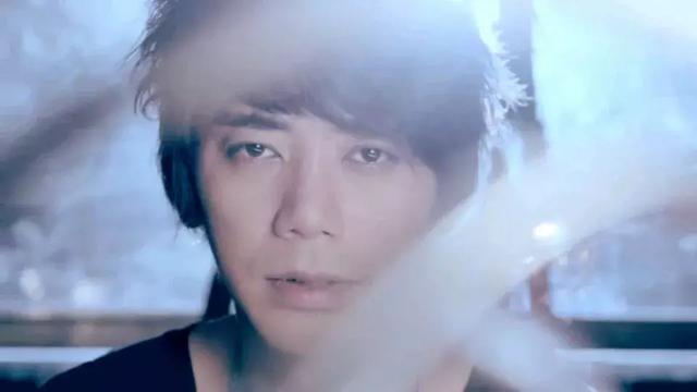 无论是在“信乐团”还是成为“苏见信”，他都是一个活自己的人