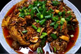 麻辣鸡块，色泽红润，入口香、麻，辣味不重。吃不了辣的人也爱吃图片