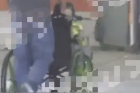 生病了？24岁女星坐轮椅现身医院，刚陷舆论风波被骂上热搜图片