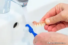 老年人佩戴活动假牙，这些问题需要大家知道图片