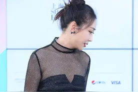 严屹宽妻子都奔四了还很会打扮，担心抹胸裙太露，罩层渔网挺时髦图片