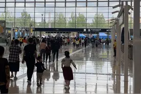 北京环球度假区国庆假期热度高！早7点到9点是游园高峰图片