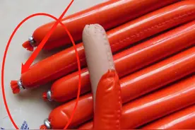 今天才知道，火腿肠金属环下面有个小机关，轻轻一拉，3秒剥一个图片