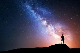 夜空为啥是黑的？看似正常的现象，却隐藏着宇宙对人类深深的恶意图片