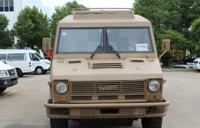 最霸气的一台依维柯！酷似军用装甲车，能上山涉水的大房车