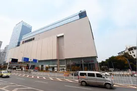 游逛武汉闹市区天空农场，在12层商场顶楼采摘果蔬，一派田园风情图片