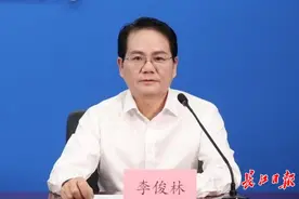 学校食堂员工工作时应全程戴口罩图片