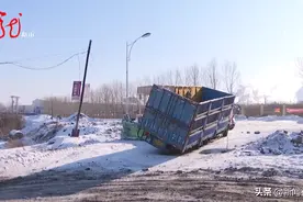 路是平的，货车正常行驶，后轱辘突然掉坑里了图片