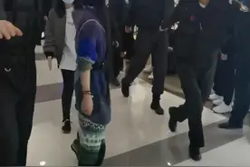 太尴尬！陈凯歌儿子出街数十名保镖护驾开路，惨遭路人问：这谁啊图片