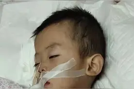 被爸爸举高高摔进ICU的男婴，已下三次病危通知书，医生：希望不大了图片