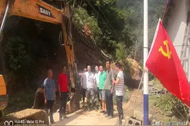 鲜红的党旗在防汛救灾的主战场高高飘扬图片