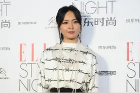 周笔畅大胆挑战阔腿皮裤，这个发型实在是一言难尽图片