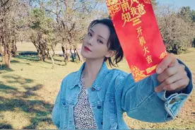张予曦身穿牛仔外套搭配豹纹连衣裙，俏皮显活力图片