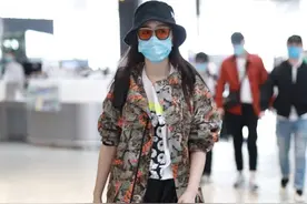 娄艺潇街拍树叶印花冲锋衣配渔夫帽 小黑鞋搭橙色短袜狂野洒脱图片