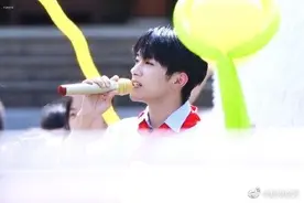 易烊千玺带红领巾生图，笑起来太好看太治愈了，少年气息真美好图片