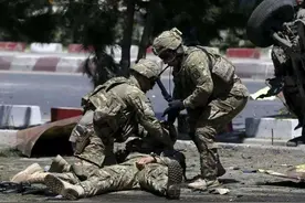 现实中人中弹后能蹦跶多久？老兵冷笑一句：别再被电影骗了图片