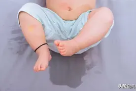 孩子尿床后，不羞辱不打骂，聪明家长这样做图片