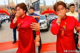 儿媳改嫁，婆婆陪嫁30万，依依不舍哭成泪人，网友：感动哭了图片