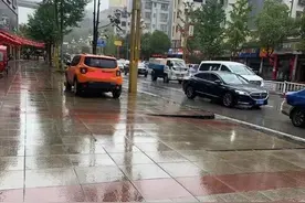 云南镇雄县路边违停被城管局锁车并罚了1500元，律师：执法不规范图片