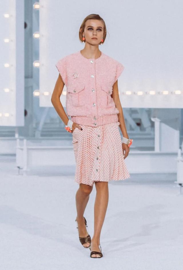 女明星秋季撞衫的第一件单品,我再也不说它鸡肋了