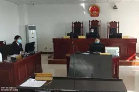 疫情期间玩“牌九 ”？小伙子只见钱不见险图片