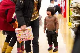 "我不买了，妈妈别打我"6岁女孩边哭边求饶：父母情绪失控太可怕图片