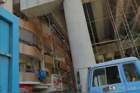 高速公路建在距离居民楼仅50厘米处，伸手就能上高速，太奇葩了图片