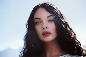 褪去婴儿肥，她终于继承了“地球球花”莫妮卡·贝鲁奇的桂冠图片