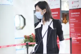 张予曦被粉丝包围签名不停，穿职业装大秀细白美腿超养眼图片