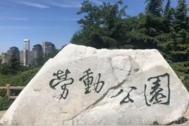 大连劳动公园组团唱歌跳舞还有网红，简直就是移动版的春节晚会图片